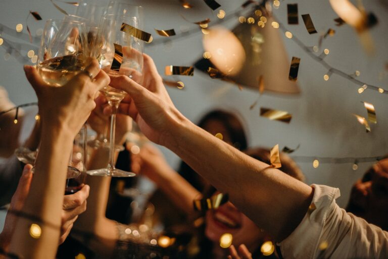 exportation vins spiritueux : bouteille de champagne française avec verre élégamment présenté