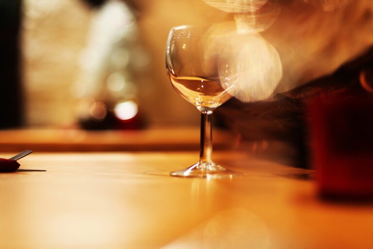 millésimes : bouteille de vin avec étiquette indiquant un millésime