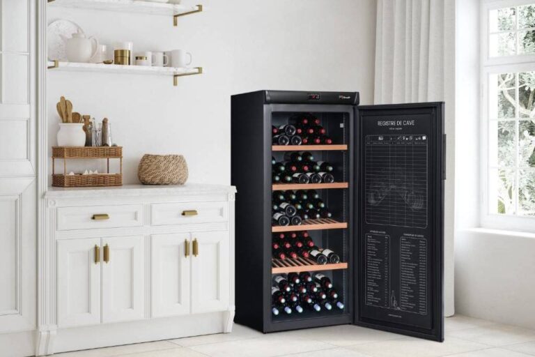 cave à vin : cave à vin électrique bien intégrée dans un coin d'une maison moderne