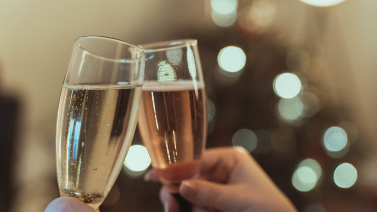 dosage champagne : bouteilles de champagne avec étiquettes indiquant différents dosages