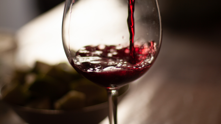 vins de Bandol et Cassis : bouteille de vin avec paysage provençal en arrière-plan
