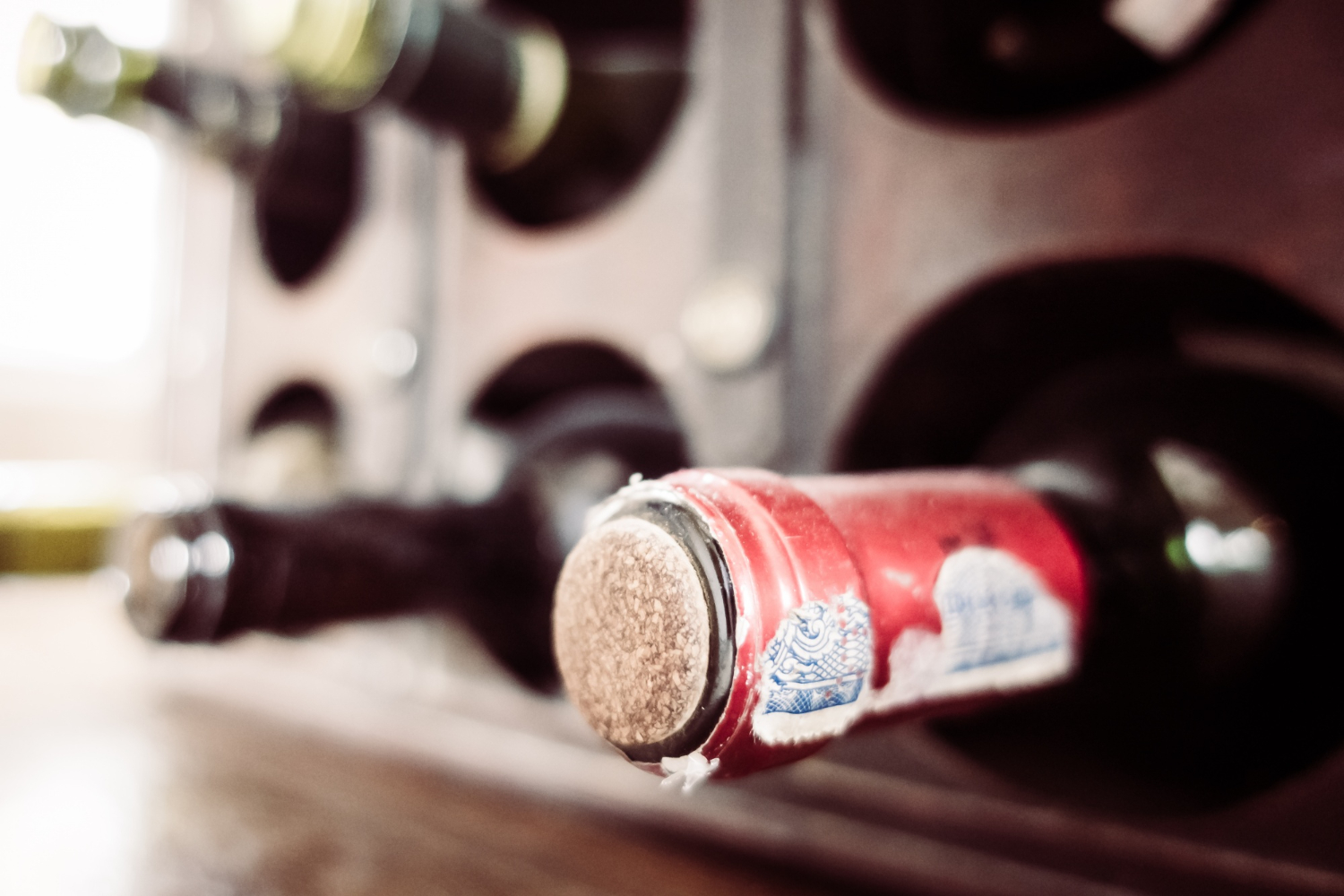 conservation du vin : bouteilles de vin bien rangées dans une cave