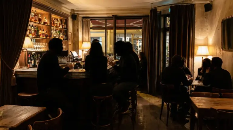 bar parisien lumiere tamisee cognac cocktail
