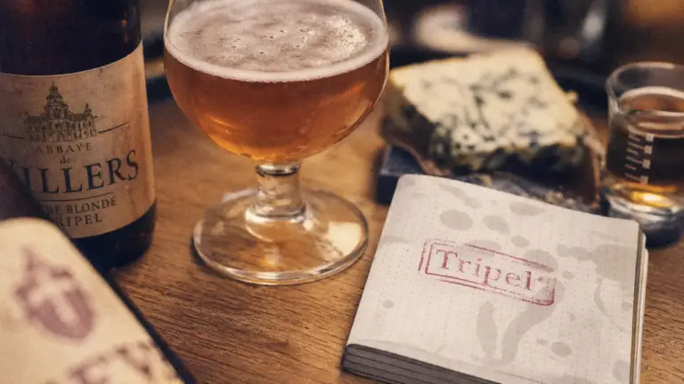 Affligem tripel, bière ambrée et verre avec étiquette Tripel