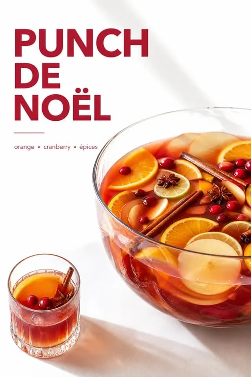 Punch de Noël festif dans un grand saladier en verre avec agrumes et épices