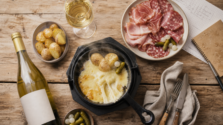 Vin avec la raclette : blanc sec et fromage fondu, raclette