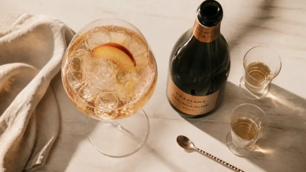 Creme de peche dans un verre, glaçons et pêche