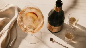 Creme de peche dans un verre, glaçons et pêche