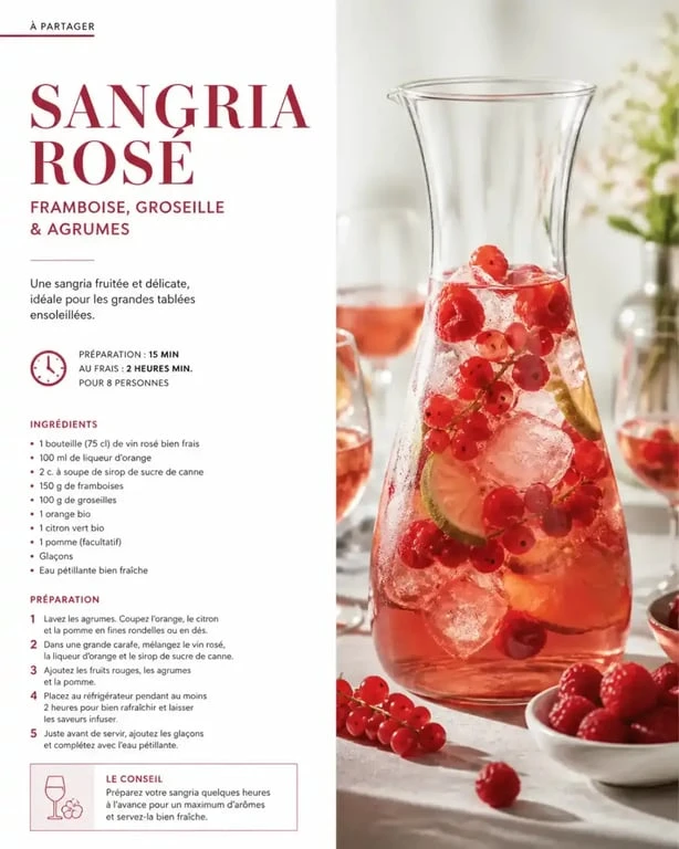 Sangria au vin rosé avec des fruits rouges