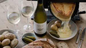 Vin blanc avec la raclette : sec, vif, peu boisé (bouteille et fromage fondu)