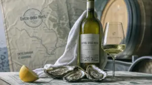 Vin blanc entre deux mers, huîtres et citron, verre frais