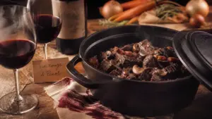 Vin rouge pour bourguignon : cocotte et sauce, verres Bourgogne/Rhône/Bordeaux