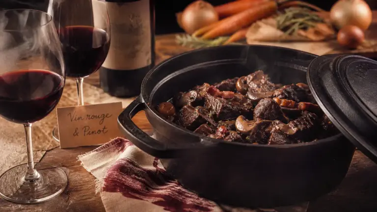 Vin rouge pour bourguignon : cocotte et sauce, verres Bourgogne/Rhône/Bordeaux