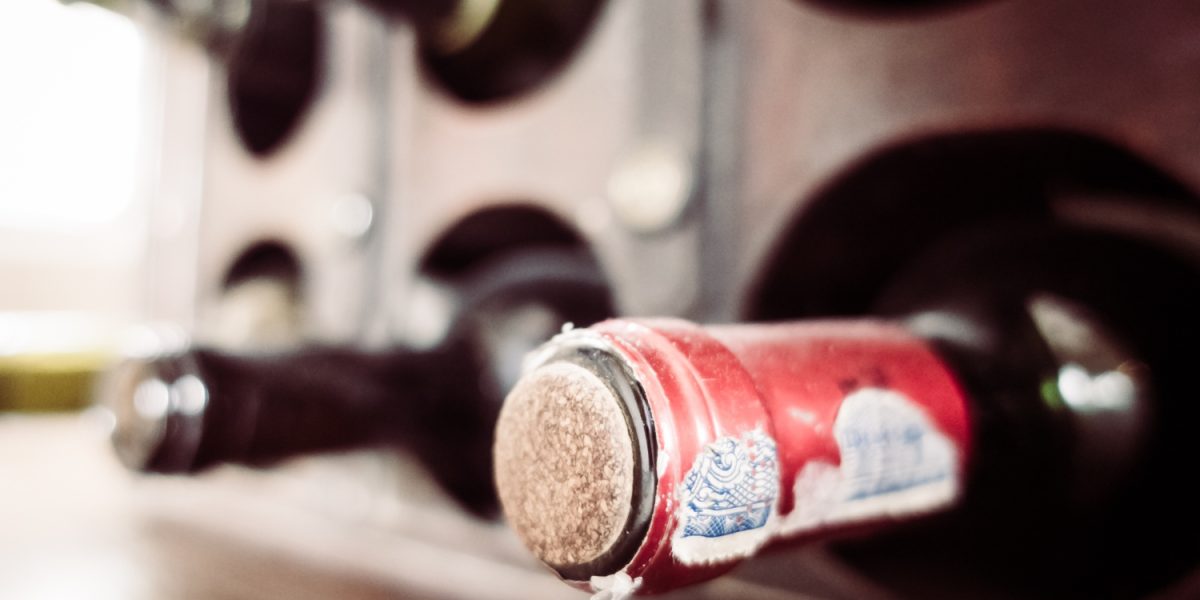 conservation du vin : bouteilles de vin bien rangées dans une cave