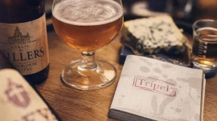 Affligem tripel, bière ambrée et verre avec étiquette Tripel