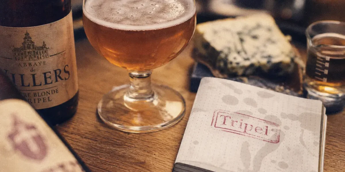 Affligem tripel, bière ambrée et verre avec étiquette Tripel