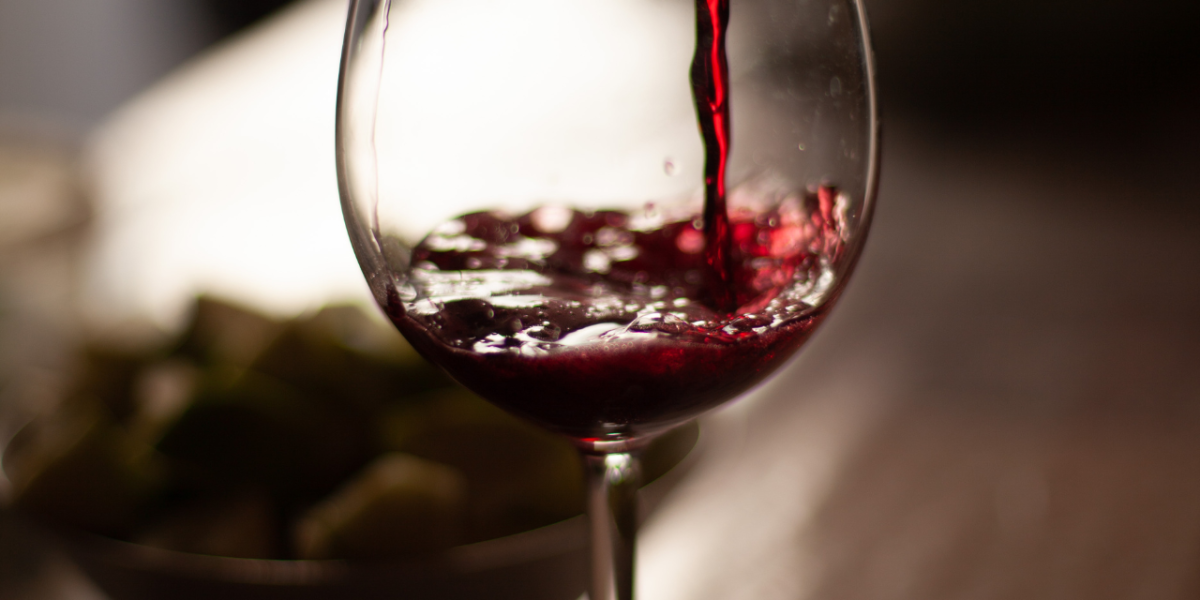 vins de Bandol et Cassis : bouteille de vin avec paysage provençal en arrière-plan