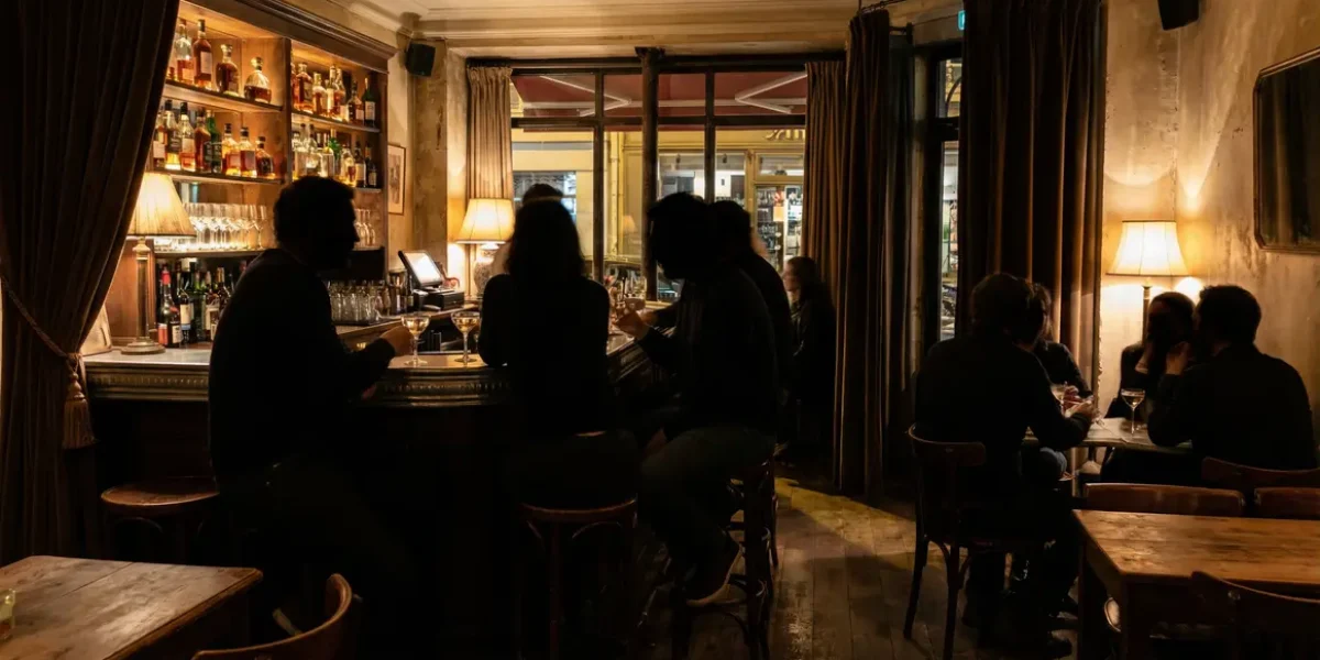 bar parisien lumiere tamisee cognac cocktail