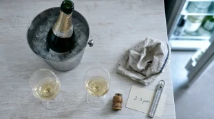 Champagne au frigo combien de temps : 2 à 3 jours ouvert, seau à glace et verres