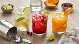 Cocktail à base de vodka : Moscow Mule et Caipiroska, ingrédients et verres avec citron vert