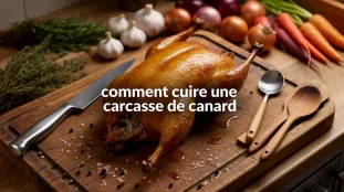 carcasse de canard dorée sur planche bois, accessoires, herbes et legumes