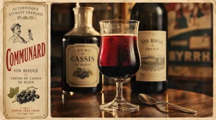 Communard boisson : verre d’apéritif bourguignon (crème de cassis et vin rouge)