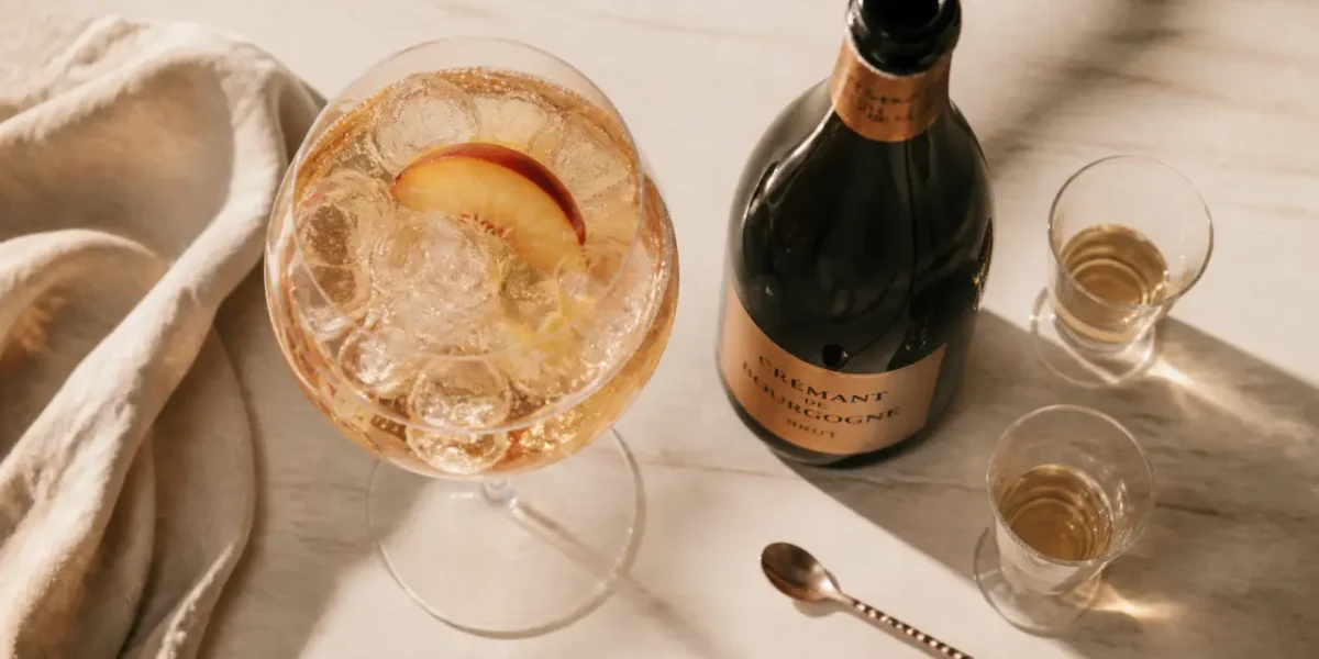 Creme de peche dans un verre, glaçons et pêche