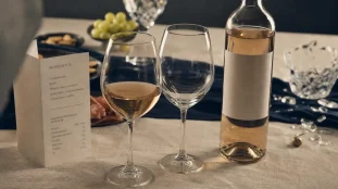 Danger du vin sans alcool : risques et additifs, photo verres et bouteille
