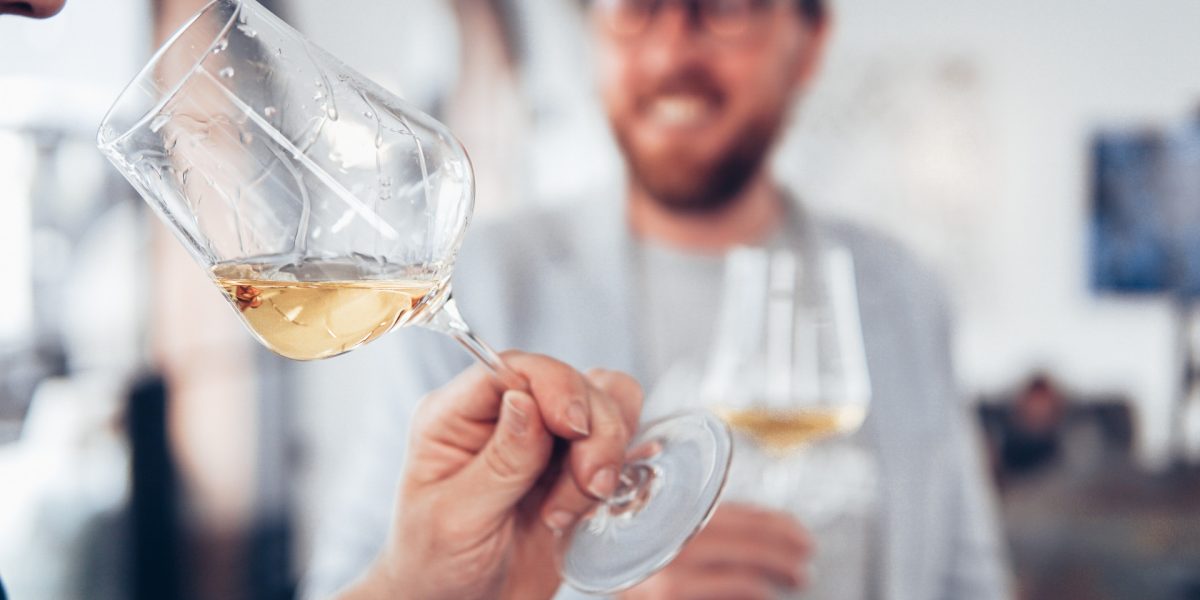 dégustation de vin : vin rouge dans un verre transparent avec lumière naturelle
