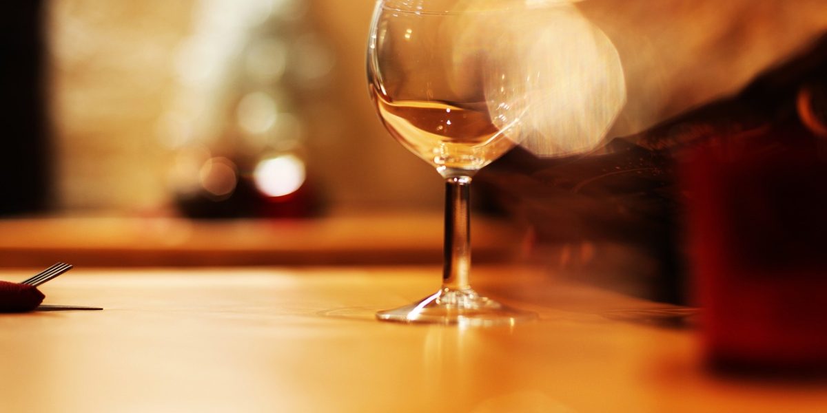 millésimes : bouteille de vin avec étiquette indiquant un millésime