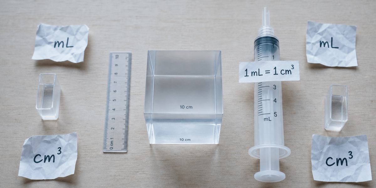 1 mL = 1 cm³, milliliter cm3 avec seringue et règle