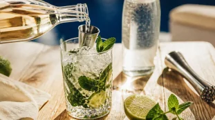 Mojito alcool principal en volume : rhum blanc, menthe et citron vert sur glace