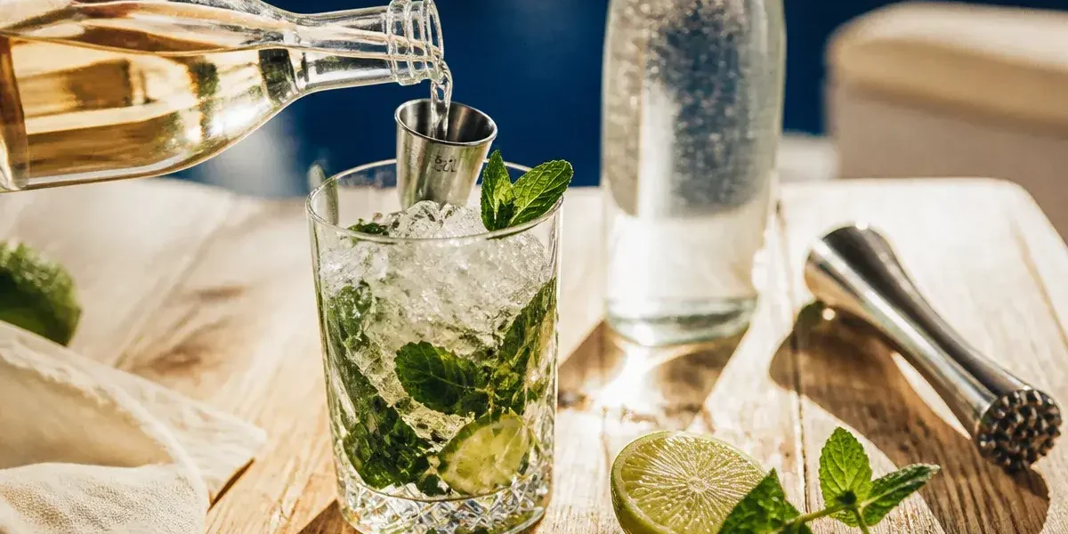 Mojito alcool principal en volume : rhum blanc, menthe et citron vert sur glace