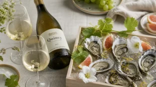 Quincy vin blanc sur nappe en lin avec verres et huîtres