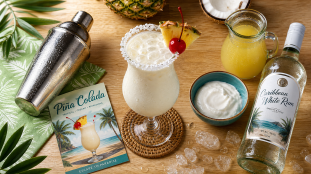 Recette pour pina colada : verre piña colada, ananas et glace pilée