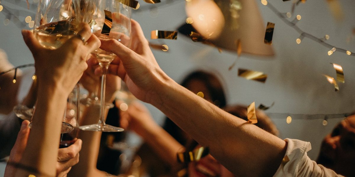 exportation vins spiritueux : bouteille de champagne française avec verre élégamment présenté