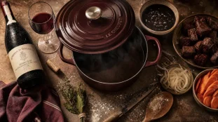 Vin rouge pour cuisiner boeuf bourguignon, cocotte et sauce